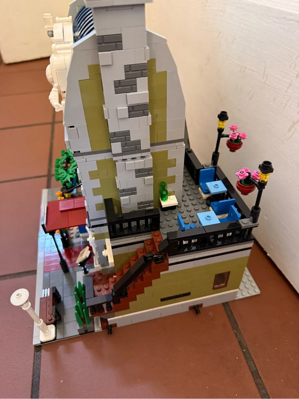 LEGO Creator Expert Parisian Restaurant Modular Building - Blue and White